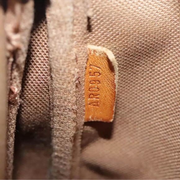 Louis Vuitton Pochette Accessoires - Picture 11 of 14